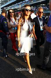 Fabiana Flosi (BRA) wife of Bernie Ecclestone (GBR) CEO Formula One Group (FOM), on the grid. 03.11.2013. Formula 1 World Championship, Rd 17, Abu Dhabi Grand Prix, Yas Marina Circuit, Abu Dhabi, Race Day.