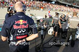 Christian Horner (GBR) Red Bull Racing Team Principal looks at the Mercedes AMG F1 W04 of Lewis Hamilton (GBR) Mercedes AMG F1 on the grid. 03.11.2013. Formula 1 World Championship, Rd 17, Abu Dhabi Grand Prix, Yas Marina Circuit, Abu Dhabi, Race Day.