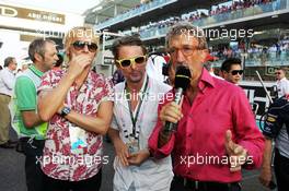 Eddie Jordan (IRE) BBC Television Pundit with Dominic Howard (GBR) Muse (Left) and Matthew Bellamy (GBR) Muse (Centre) on the grid. 03.11.2013. Formula 1 World Championship, Rd 17, Abu Dhabi Grand Prix, Yas Marina Circuit, Abu Dhabi, Race Day.