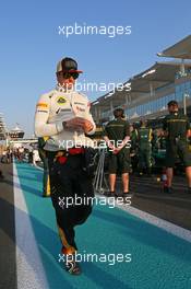Kimi Raikkonen (FIN) Lotus F1 Team on the grid. 03.11.2013. Formula 1 World Championship, Rd 17, Abu Dhabi Grand Prix, Yas Marina Circuit, Abu Dhabi, Race Day.