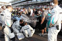 The Mercedes AMG F1 W04 of Lewis Hamilton (GBR) Mercedes AMG F1 receives attention on the grid. 03.11.2013. Formula 1 World Championship, Rd 17, Abu Dhabi Grand Prix, Yas Marina Circuit, Abu Dhabi, Race Day.