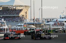 Daniel Ricciardo (AUS) Scuderia Toro Rosso STR8 and Jenson Button (GBR) McLaren MP4-28 battle for position. 03.11.2013. Formula 1 World Championship, Rd 17, Abu Dhabi Grand Prix, Yas Marina Circuit, Abu Dhabi, Race Day.