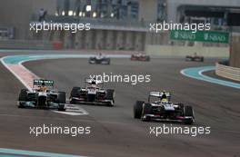 Lewis Hamilton (GBR), Mercedes Grand Prix and Esteban Gutierrez (MEX), Sauber F1 Team  03.11.2013. Formula 1 World Championship, Rd 17, Abu Dhabi Grand Prix, Yas Marina Circuit, Abu Dhabi, Race Day.