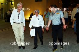 (L to R): Marco Tronchetti Provera (ITA) Pirelli Chairman with Bernie Ecclestone (GBR) CEO Formula One Group (FOM) and Paul Hembery (GBR) Pirelli Motorsport Director. 02.11.2013. Formula 1 World Championship, Rd 17, Abu Dhabi Grand Prix, Yas Marina Circuit, Abu Dhabi, Qualifying Day.