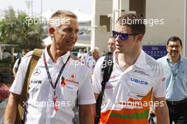 (L to R): Martin Whitmarsh (GBR) McLaren Chief Executive Officer with Paul di Resta (GBR) Sahara Force India F1. 02.11.2013. Formula 1 World Championship, Rd 17, Abu Dhabi Grand Prix, Yas Marina Circuit, Abu Dhabi, Qualifying Day.
