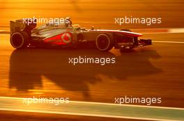 Sergio Perez (MEX), McLaren Mercedes  02.11.2013. Formula 1 World Championship, Rd 17, Abu Dhabi Grand Prix, Yas Marina Circuit, Abu Dhabi, Qualifying Day.