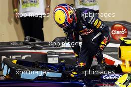 pole sitter Mark Webber (AUS) Red Bull Racing RB9 in parc ferme. 02.11.2013. Formula 1 World Championship, Rd 17, Abu Dhabi Grand Prix, Yas Marina Circuit, Abu Dhabi, Qualifying Day.