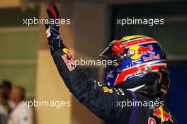Mark Webber (AUS) Red Bull Racing celebrates his pole position in parc ferme. 02.11.2013. Formula 1 World Championship, Rd 17, Abu Dhabi Grand Prix, Yas Marina Circuit, Abu Dhabi, Qualifying Day.