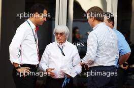 Bernie Ecclestone (GBR) CEO Formula One Group (FOM) with Zak brown (USA) Just Marketing and representatives from UBS. 03.11.2013. Formula 1 World Championship, Rd 17, Abu Dhabi Grand Prix, Yas Marina Circuit, Abu Dhabi, Race Day.