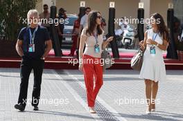 Fabiana Flosi (BRA) (Right) wife of Bernie Ecclestone (GBR) CEO Formula One Group (FOM). 03.11.2013. Formula 1 World Championship, Rd 17, Abu Dhabi Grand Prix, Yas Marina Circuit, Abu Dhabi, Race Day.