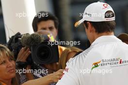 Adrian Sutil (GER) Sahara Force India F1 with the media. 31.10.2013. Formula 1 World Championship, Rd 17, Abu Dhabi Grand Prix, Yas Marina Circuit, Abu Dhabi, Preparation Day.