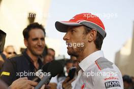 Jenson Button (GBR) McLaren with the media. 31.10.2013. Formula 1 World Championship, Rd 17, Abu Dhabi Grand Prix, Yas Marina Circuit, Abu Dhabi, Preparation Day.