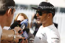 Lewis Hamilton (GBR) Mercedes AMG F1 with the media. 31.10.2013. Formula 1 World Championship, Rd 17, Abu Dhabi Grand Prix, Yas Marina Circuit, Abu Dhabi, Preparation Day.