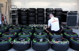 McLaren Mercedes mechanic 31.10.2013. Formula 1 World Championship, Rd 17, Abu Dhabi Grand Prix, Yas Marina Circuit, Abu Dhabi, Preparation Day.
