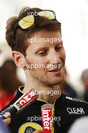 Romain Grosjean (FRA) Lotus F1 Team with the media. 31.10.2013. Formula 1 World Championship, Rd 17, Abu Dhabi Grand Prix, Yas Marina Circuit, Abu Dhabi, Preparation Day.