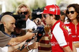 Fernando Alonso (ESP) Ferrari with the media. 31.10.2013. Formula 1 World Championship, Rd 17, Abu Dhabi Grand Prix, Yas Marina Circuit, Abu Dhabi, Preparation Day.