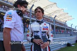 (L to R): Francesco Nenci (ITA) Sauber Race Engineer with Esteban Gutierrez (MEX) Sauber. 17.11.2013. Formula 1 World Championship, Rd 18, United States Grand Prix, Austin, Texas, USA, Race Day.