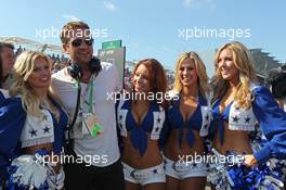 Gerard Butler (GBR) Actor on the grid with the Dallas Cowboys Cheerleaders. 17.11.2013. Formula 1 World Championship, Rd 18, United States Grand Prix, Austin, Texas, USA, Race Day.