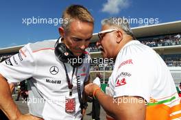 (L to R): Martin Whitmarsh (GBR) McLaren Chief Executive Officer with Dr. Vijay Mallya (IND) Sahara Force India F1 Team Owner on the grid. 17.11.2013. Formula 1 World Championship, Rd 18, United States Grand Prix, Austin, Texas, USA, Race Day.