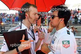 Sergio Perez (MEX) McLaren with Mark Temple (GBR) McLaren Race Engineer on the grid. 17.11.2013. Formula 1 World Championship, Rd 18, United States Grand Prix, Austin, Texas, USA, Race Day.