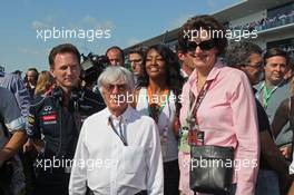 Bernie Ecclestone (GBR) CEO Formula One Group (FOM) on the grid with Christian Horner (GBR) Red Bull Racing Team Principal (Left) and Susan Combs (USA) Texas Controller of Public Accounts (Right). 17.11.2013. Formula 1 World Championship, Rd 18, United States Grand Prix, Austin, Texas, USA, Race Day.