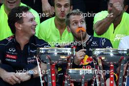(L to R): Christian Horner (GBR) Red Bull Racing Team Principal and race winner Sebastian Vettel (GER) Red Bull Racing celebrate with the team. 17.11.2013. Formula 1 World Championship, Rd 18, United States Grand Prix, Austin, Texas, USA, Race Day.