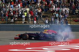 Race winner Sebastian Vettel (GER) Red Bull Racing RB9 celebrates at the end of the race with some doughnuts. 17.11.2013. Formula 1 World Championship, Rd 18, United States Grand Prix, Austin, Texas, USA, Race Day.