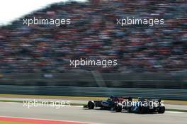 Jean-Eric Vergne (FRA) Scuderia Toro Rosso STR8 and Esteban Gutierrez (MEX) Sauber C32 battle for position. 17.11.2013. Formula 1 World Championship, Rd 18, United States Grand Prix, Austin, Texas, USA, Race Day.