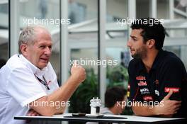 (L to R): Dr Helmut Marko (AUT) Red Bull Motorsport Consultant with Daniel Ricciardo (AUS) Scuderia Toro Rosso. 16.11.2013. Formula 1 World Championship, Rd 18, United States Grand Prix, Austin, Texas, USA, Qualifying Day.