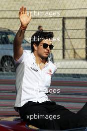 Sergio Perez (MEX) McLaren on the drivers parade. 17.11.2013. Formula 1 World Championship, Rd 18, United States Grand Prix, Austin, Texas, USA, Race Day.