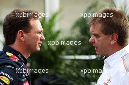 (L to R): Christian Horner (GBR) Red Bull Racing Team Principal with Dr. Aki Hintsa (FIN) McLaren Team Doctor. 17.11.2013. Formula 1 World Championship, Rd 18, United States Grand Prix, Austin, Texas, USA, Race Day.