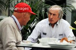 (L to R): Niki Lauda (AUT) Mercedes Non-Executive Chairman with Jackie Stewart (GBR). 17.11.2013. Formula 1 World Championship, Rd 18, United States Grand Prix, Austin, Texas, USA, Race Day.