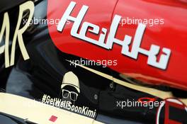Get well soon message for Kimi Raikkonen (FIN) on the Lotus F1 E21 of Heikki Kovalainen (FIN). 17.11.2013. Formula 1 World Championship, Rd 18, United States Grand Prix, Austin, Texas, USA, Race Day.