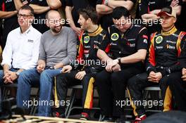 (L to R): Eric Lux (BEL) Genii Capital CEO with Gerard Lopez (FRA) Genii Capital, Romain Grosjean (FRA) Lotus F1 Team, Eric Boullier (FRA) Lotus F1 Team Principal and Heikki Kovalainen (FIN) Lotus F1 Team at a team photograph. 17.11.2013. Formula 1 World Championship, Rd 18, United States Grand Prix, Austin, Texas, USA, Race Day.