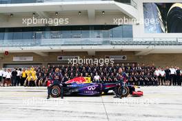 (L to R): Mark Webber (AUS) Red Bull Racing and team mate Sebastian Vettel (GER) Red Bull Racing at a team photograph. 17.11.2013. Formula 1 World Championship, Rd 18, United States Grand Prix, Austin, Texas, USA, Race Day.