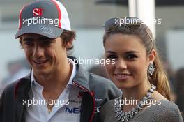 Esteban Gutierrez (MEX) Sauber with his girlfriend Paula Ruiz (MEX). 17.11.2013. Formula 1 World Championship, Rd 18, United States Grand Prix, Austin, Texas, USA, Race Day.