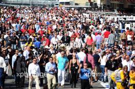 Fans enjoy a pit lane walkabout. 17.11.2013. Formula 1 World Championship, Rd 18, United States Grand Prix, Austin, Texas, USA, Race Day.