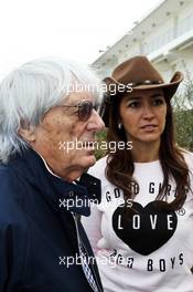 Bernie Ecclestone (GBR) CEO Formula One Group (FOM) with his wife Fabiana Flosi (BRA). 14.11.2013. Formula 1 World Championship, Rd 18, United States Grand Prix, Austin, Texas, USA, Preparation Day.