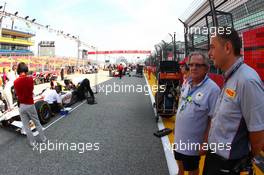 Race 2, Mario Isola (ITA), Sporting Director Pirelli and pirelli staff on the grid 22.09.2013. GP2 Series, Rd 10, Marina Bay Street Circuit, Singapore, Sunday