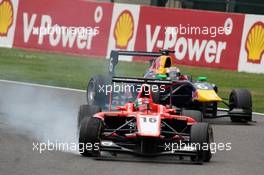 Race 2, Dino Zamparelli (GBR) Marussia Manor Racing and Daniil Kvyat (RUS) MW Arden  25.08.2013. GP3 Series, Rd 6, Spa-Francorchamps, Belgium, Sunday.