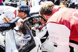 Drivers talk with #33 Alex Zanardi (ITA), Roal Motorsport, BMW Z4,  before the start of Race 1,17-18.05.2014. Blancpain Endurance Series, Round 2, Brands Hatch, England