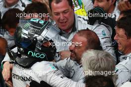 1st place Nico Rosberg (GER) Mercedes celebrates with the team. 16.03.2014. Formula 1 World Championship, Rd 1, Australian Grand Prix, Albert Park, Melbourne, Australia, Race Day.