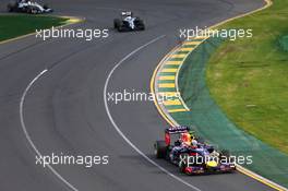 Daniel Ricciardo (AUS) Red Bull Racing RB10 leads Kevin Magnussen (DEN) McLaren MP4-29. 16.03.2014. Formula 1 World Championship, Rd 1, Australian Grand Prix, Albert Park, Melbourne, Australia, Race Day.