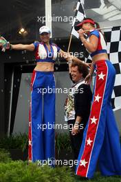 GP girls with Leo Sayer (AUS). 15.03.2014. Formula 1 World Championship, Rd 1, Australian Grand Prix, Albert Park, Melbourne, Australia, Qualifying Day.