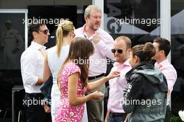 Members of the Button family and Richard Goddard (GBR) Driver Manager (Top), wearing pink as a tribute to John Button. 16.03.2014. Formula 1 World Championship, Rd 1, Australian Grand Prix, Albert Park, Melbourne, Australia, Race Day.