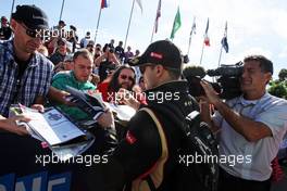 Pastor Maldonado (VEN) Lotus F1 Team signs autographs for the fans. 13.03.2014. Formula 1 World Championship, Rd 1, Australian Grand Prix, Albert Park, Melbourne, Australia, Preparation Day.