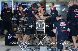 Red Bull Racing mechanics 13.03.2014. Formula 1 World Championship, Rd 1, Australian Grand Prix, Albert Park, Melbourne, Australia, Preparation Day.