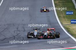 Pastor Maldonado (VEN) Lotus F1 E21 and Esteban Gutierrez (MEX) Sauber C33 battle for position. 22.06.2014. Formula 1 World Championship, Rd 8, Austrian Grand Prix, Spielberg, Austria, Race Day.