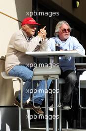 (L to R): Niki Lauda (AUT) Mercedes Non-Executive Chairman with Keke Rosberg (FIN). 20.02.2014. Formula One Testing, Bahrain Test One, Day Two, Sakhir, Bahrain.