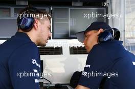 Valtteri Bottas (FIN) Williams (Right). 21.02.2014. Formula One Testing, Bahrain Test One, Day Three, Sakhir, Bahrain.